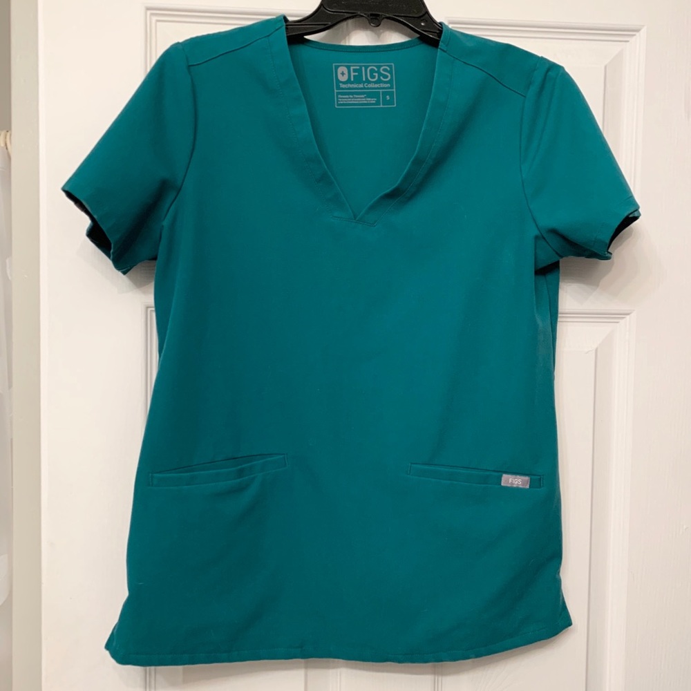 FIGS Casma Top. Small. Hunter Green.